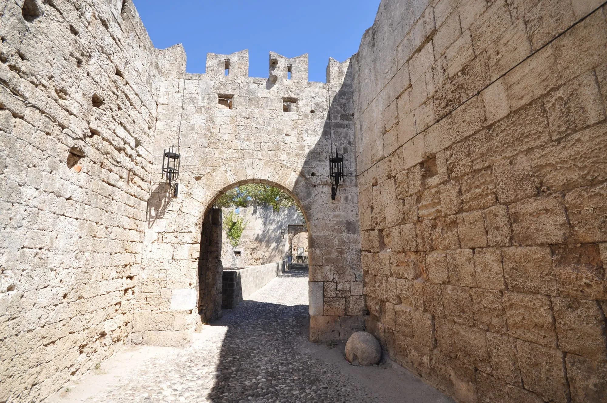 Le passage voûté de la porte d’Amboise dans les remparts de Rhodes