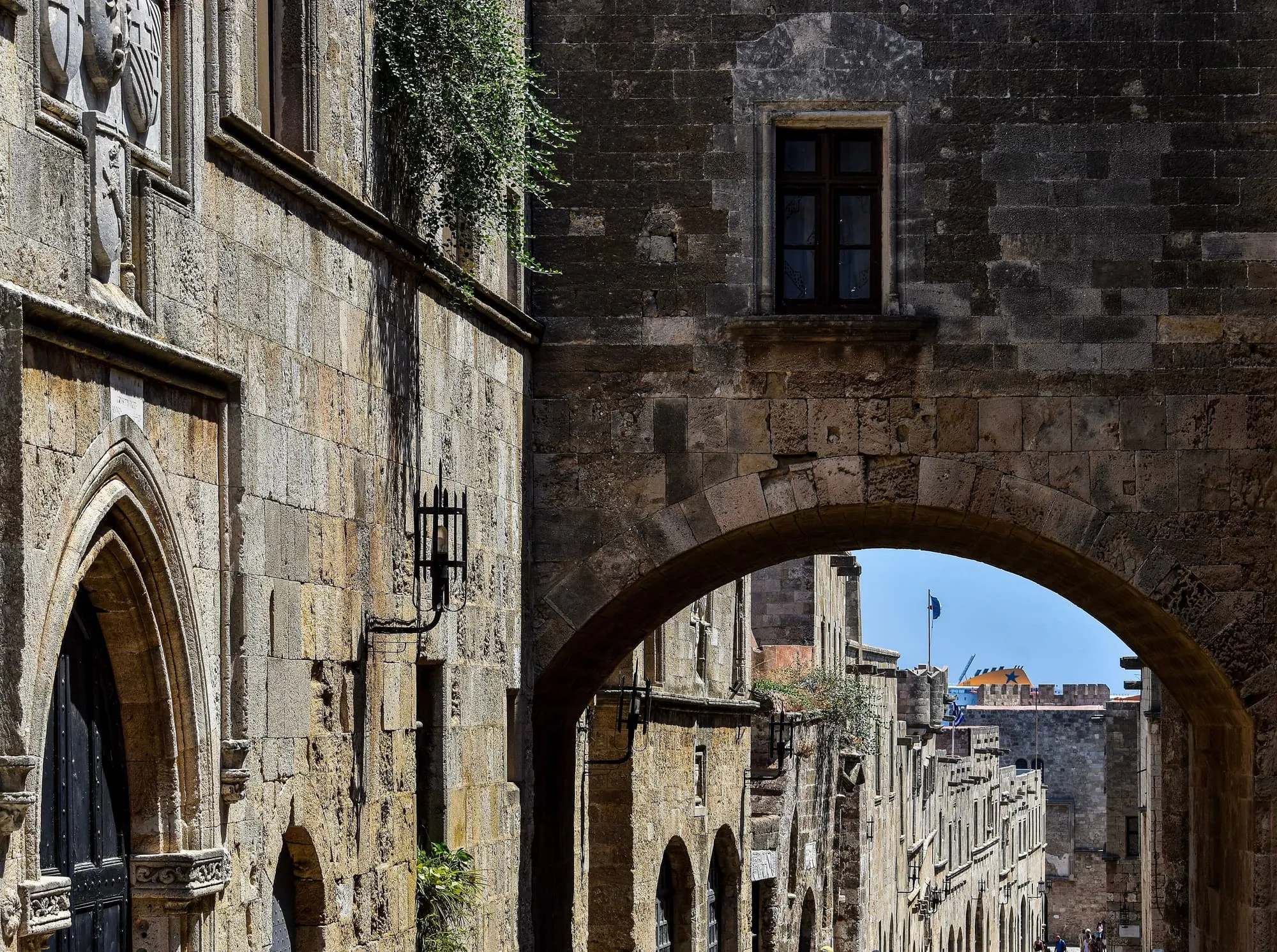 Une arcade de pierre dans la rue des Chevaliers, ville médiévale de Rhodes