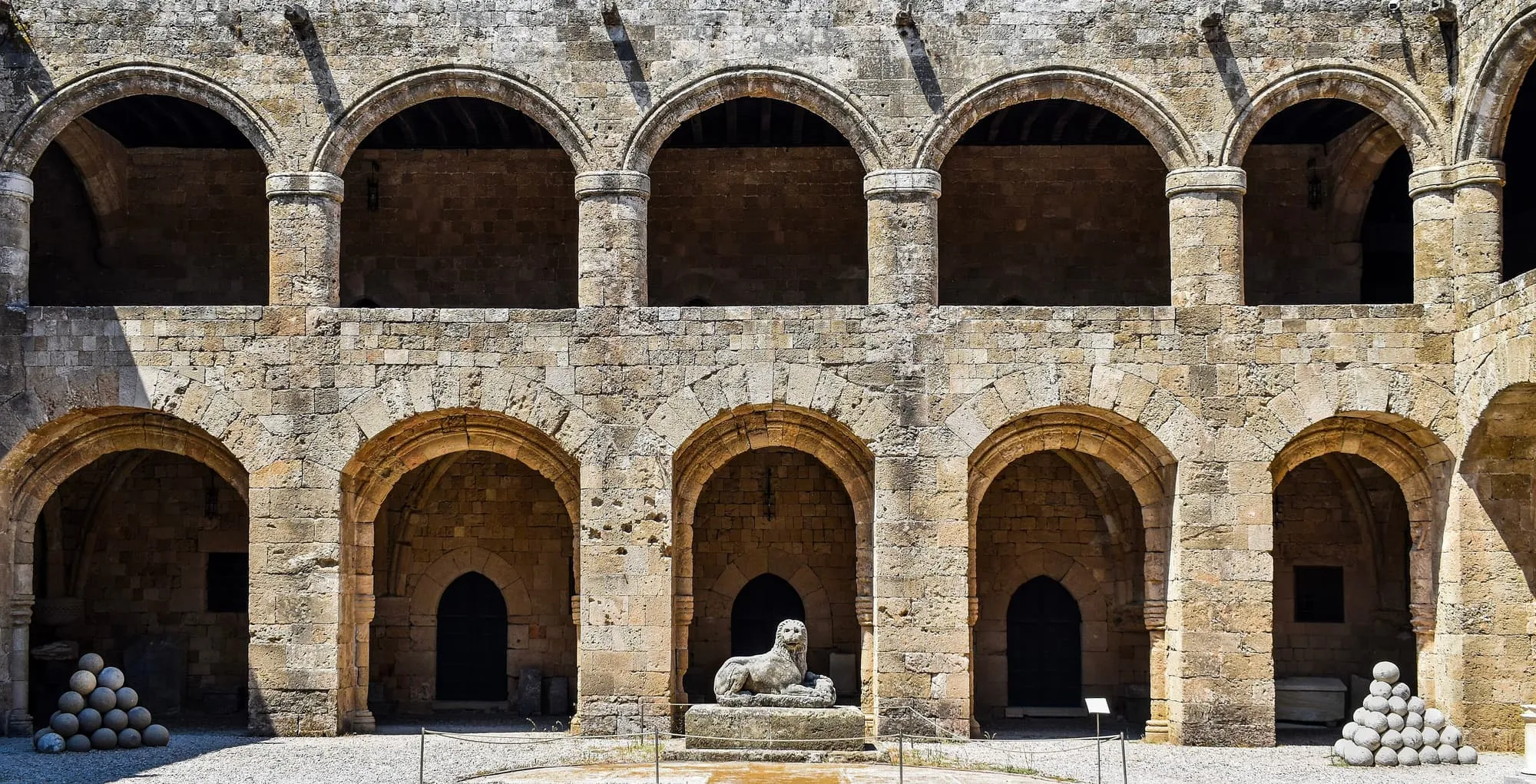 La cour intérieure à arcades de l’hôpital des Chevaliers