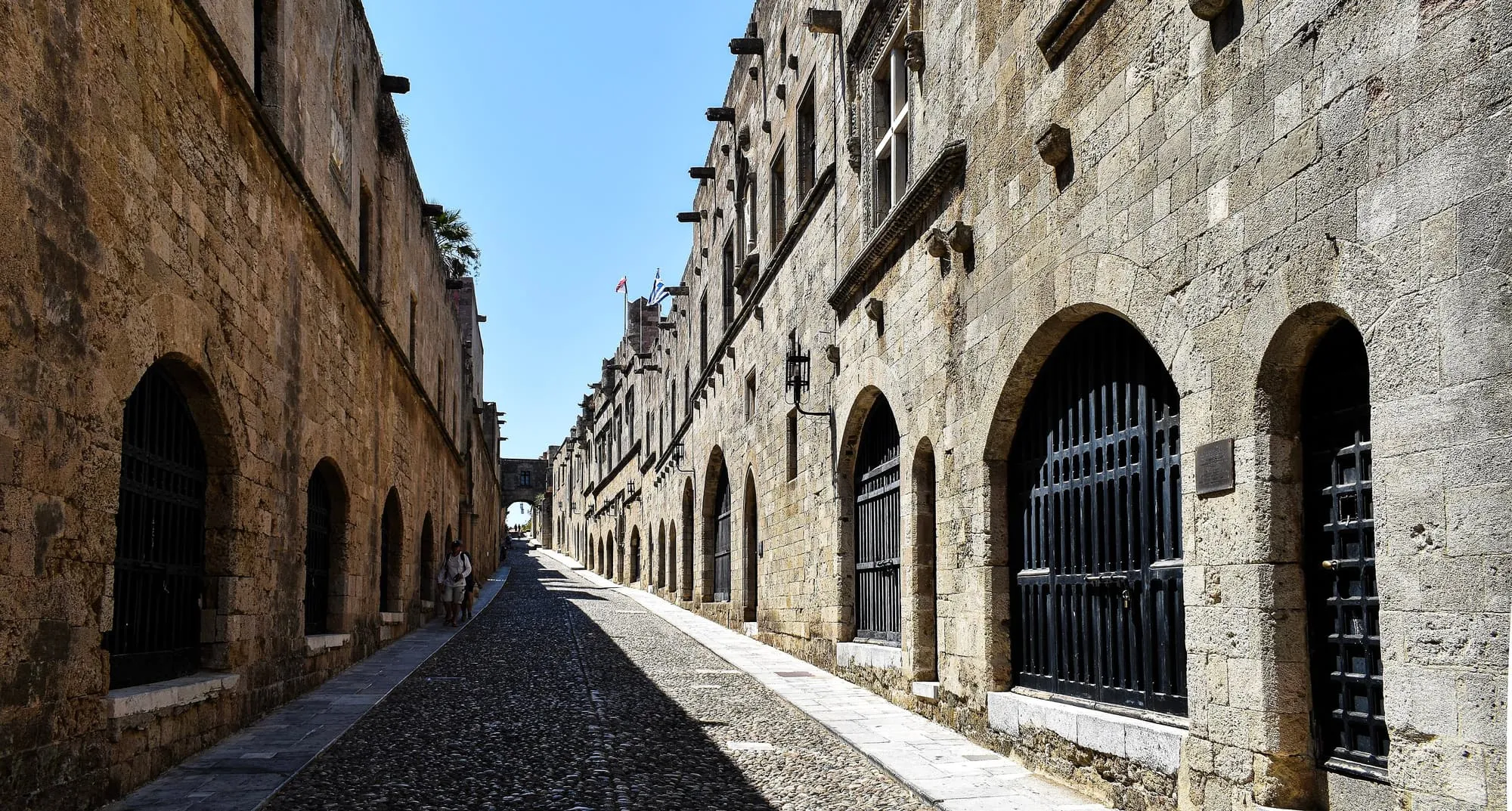 La rue des Chevaliers, pavée, entre les auberges de pierre