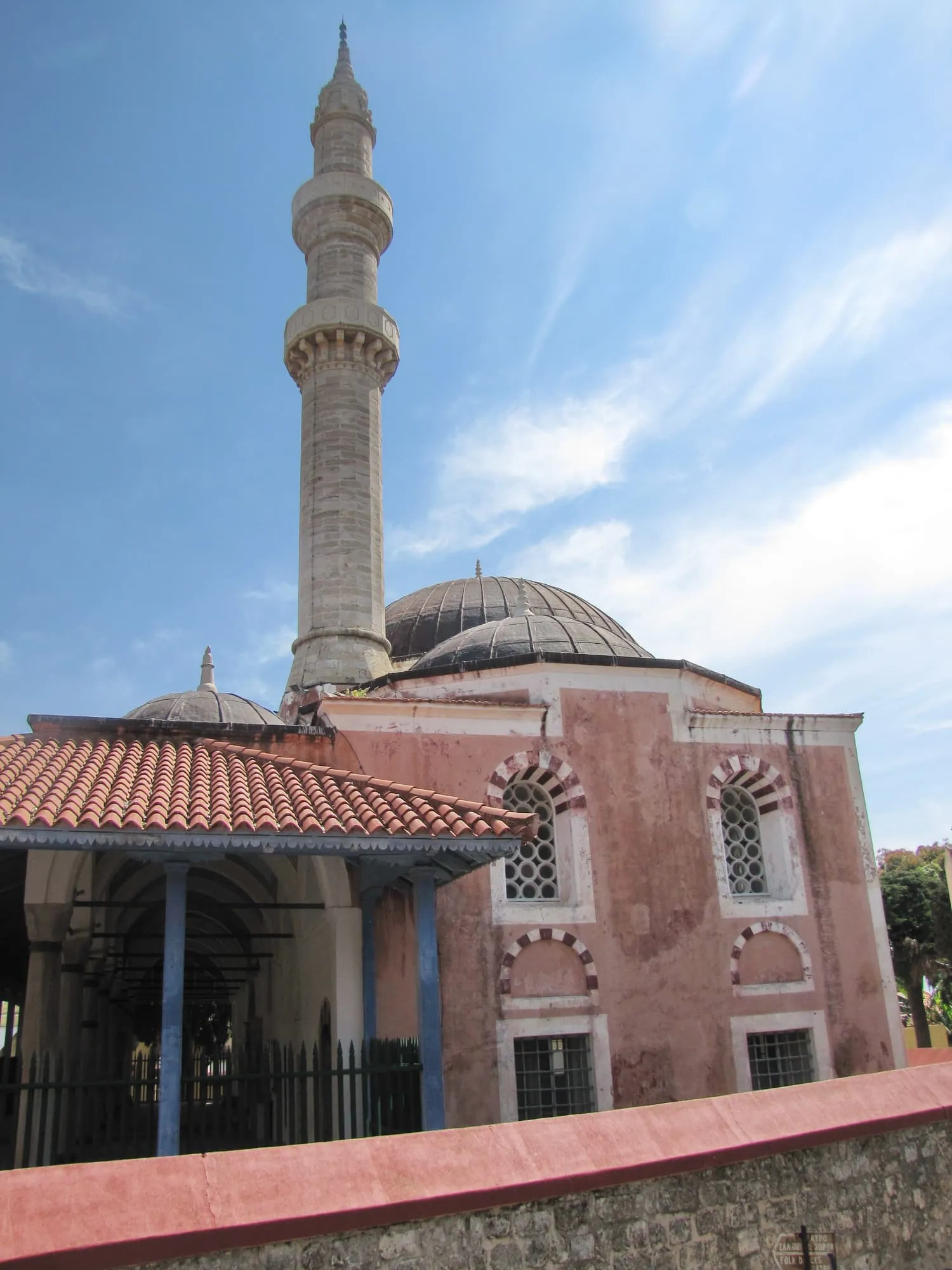 La mosquée de Soliman et son minaret dans la vieille ville de Rhodes